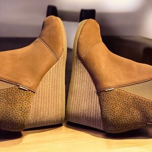 Gorgeous Toms Light Brown Suede Ankle Booties W9 Pre Loved